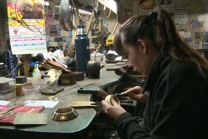 A mano, moldean el oro y la plata con el que decoraran la calabaza del mate, que es casi una pieza de joyería