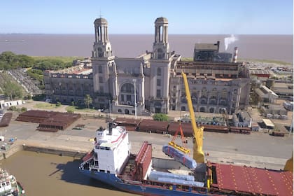 Está en el espigón 6 del puerto. Por dentro se produce energía con vapor, con la misma tecnología que hace cien años. El agua se extrae del Río de la Plata