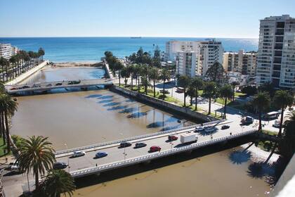 Está en el medio de la ciudad, atravesado por puentes peatonales y automovilísticos.
