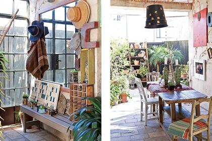 Colocada hacia abajo, una maceta fue convertida en lámpara con detalles en dorado.