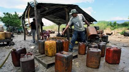 Esta era una imagen típica de Cúcuta en la era del contrabando desde Venezuela: pimpineros vendiendo, como si fuera legal, la gasolina en la calle