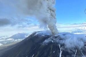 Esta erupción se suma a otra que tuvo lugar luego del terremoto azotó a Rusia y otros países cercanos al Océano Pacífico.