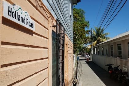 Esta es la calle Holland, la primera que se construyó con la mezcla de concreto y botellas de plástico molidas