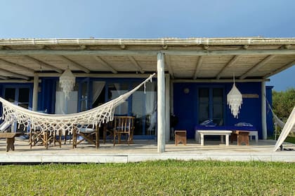 “Esta es la casa de alguien que ama estar afuera, en contacto con la naturaleza”, dice Cristina, que mandó a hacer la gran galería de casi 50m2. Las paredes exteriores se pintaron de ‘Mosaic Blue’ (Rekolor).