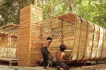 Esta es la casa de bambú construida en 15 días: tiene  salón y una piscina subterránea