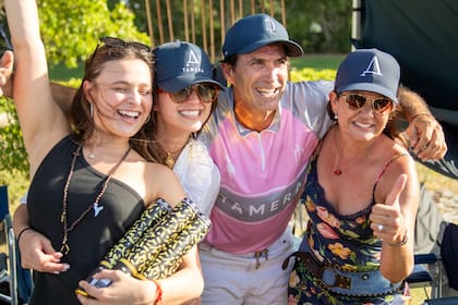 Esta es la décima vez que Cambiaso gana el US Open. En la foto posa con la famila Poma.