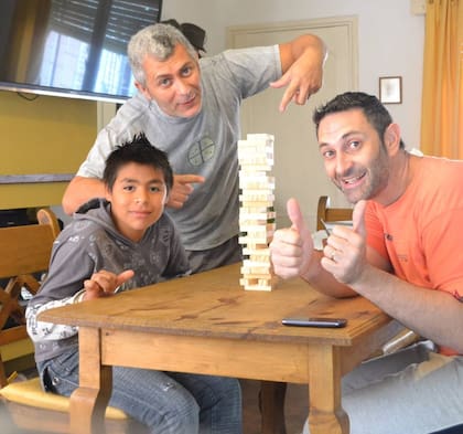 Esta es la foto de uno de los recuerdos más lindos de mi vida: el primer día que compartí con mis papás en casa. Esa tarde jugamos al jenga