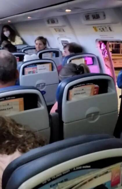 Esta es la fotografía que compartió una pasajera del vuelo que los transportó de San Diego a Chicago, en el que un hombre salió por la puerta de emergencia tras el aterrizaje