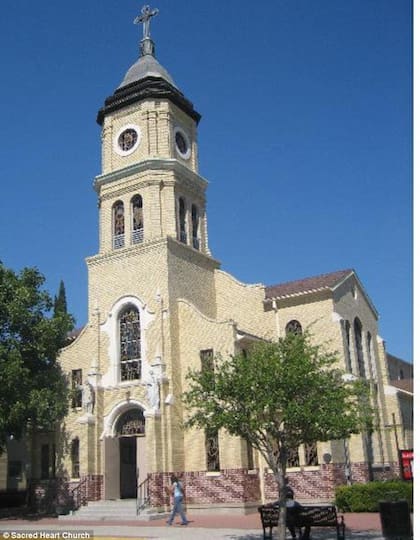 Esta es la Iglesia Católica del Sagrado Corazón en McAllen, Texas, donde Feit trabajaba cuando Garza fue asesinada