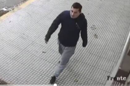 Esta es la imagen del hombre que atacó a la joven en Palermo