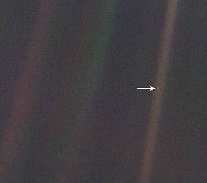 Esta es la imagen original que tomó la sonda Voyager antes de apagar su cámara