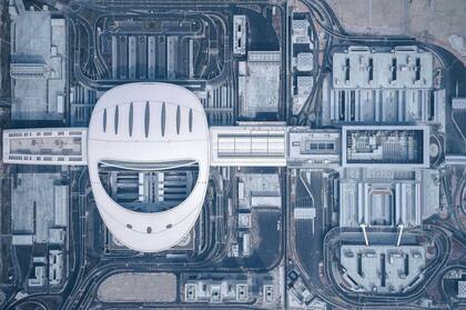Esta es la impresionante imagen del edificio de control fronterizo entre Hong-Kong, Zhuhai y Macao que fue diseñado por ECADI. La foto es de Shao Feng