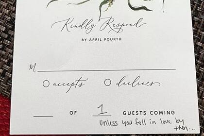 Esta es la invitación y la nota que le dejaron al hombre soltero; "A menos que te enamores para entonces"