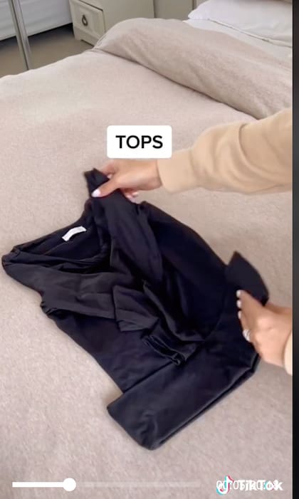 Esta es la manera de doblar blusas y playeras dentro de una maleta, según la tiktoker