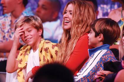 Esta es la primera vez que Shakira fue a una entrega de premios con sus dos hijos. A un año de haber anunciado su separación de Gerard Piqué, la cantante parece decidida a seguir compartiendo con los suyos los momentos más importantes de su carrera. 