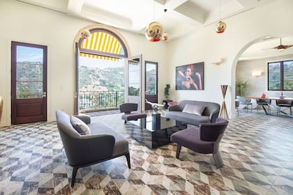 Esta es la sala de estar de la nueva mansión de Christian Nodal