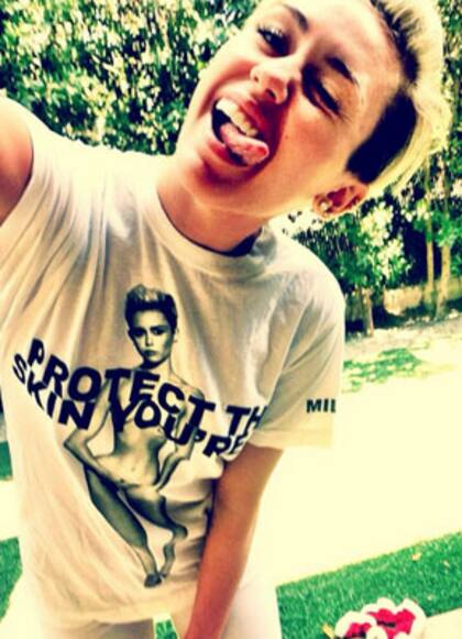 Esta es la última imagen posteada por Miley en Twitter, donde muestra una remera con su imagen al desnudo