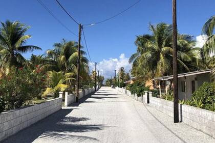 Esta es la única carretera en Tepoto y está pavimentada con piedra de coral triturada.