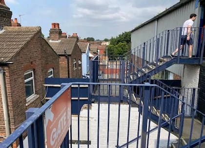 Esta es la vista a las casas desde las escaleras que suben los hinchas en cada partido