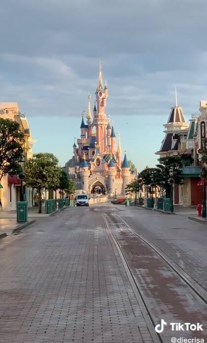 Esta es la vista que tiene desde su tienda: el castillo principal de Disney, sin gente a su alrededor