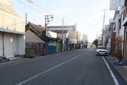 Esta es una calle solitaria y en ruinas en Okuma