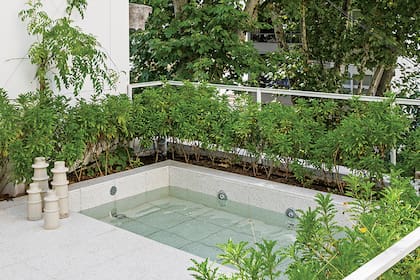 Esta es una de las dos unidades tiene jacuzzi en su terraza privada, y el agua de lluvia que allí se recoge se utiliza para la limpieza y riego en zonas comunes.