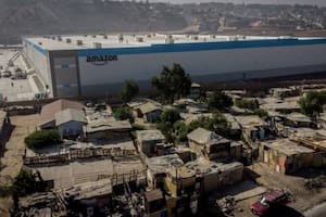 La foto de un depósito de Amazon en medio de un barrio marginal que generó polémica en las redes