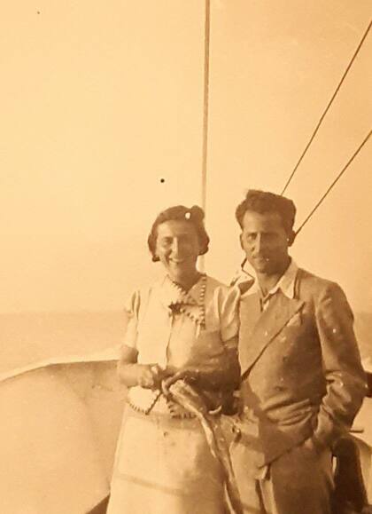 Esta es una de las últimas fotografías que Schlifka se tomó con su hermana en las costas italianas; después zarpó con ese mismo traje a la Argentina
