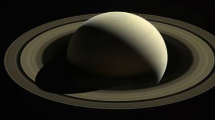 Esta es una de las últimas fotos de Saturno y sus anillos tomadas desde la distancia. Está compuesta de varias imágenes tomadas en 2016.