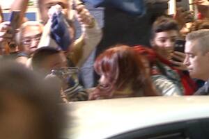 La TV Pública difundió un video que muestran a posibles sospechosos frente a la casa de Cristina Kirchner