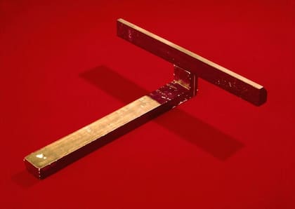 Esta es una réplica de un reloj de sombras egipcio de los siglos X-VIII a.C. El paso del tiempo se medía por el movimiento de la sombra proyectada por el travesaño