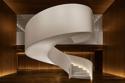 Esta escalera es uno de los íconos del hotel The Madrid Edition