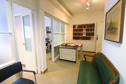 Esta ex oficina sobre Uruguay al 500 tiene 50 m² y se vende por US$1300 el metro cuadrado.