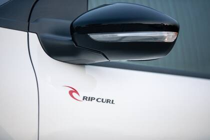 Esta exclusiva propuesta se distingue con la presencia de insignias exteriores "Rip Curl", tanto en las puertas delanteras como en el portón trasero.
