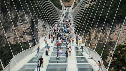 Está fabricado con 99 placas de cristal transparente y con su diseño y construcción ha batido diez récords