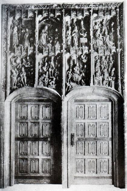 Esta fachada de iglesia española contrabandeada fue puesta a la venta en una exposición en 1945; Como no se vendió, Walheimer la cortó y la pintó, tal como se ve en la siguiente fotografía.