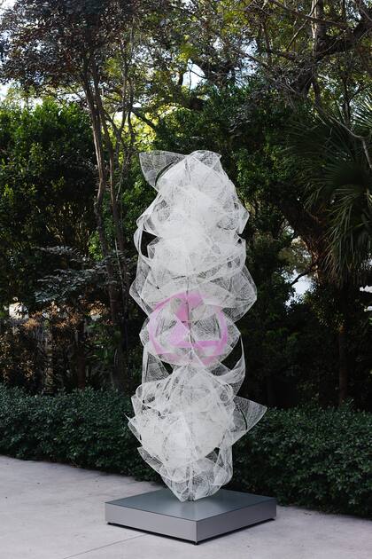 Esta figura abstracta se activa con el viento y revela el logo de la compañía