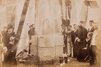 Esta foto antigua muestra el momento de la colocación de la piedra fundamental