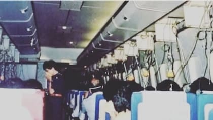 Esta foto circula en las redes; habría sido tomada dentro del vuelo 123 de Japan Airlines y recuperada de una cámara encontrada en el lugar
