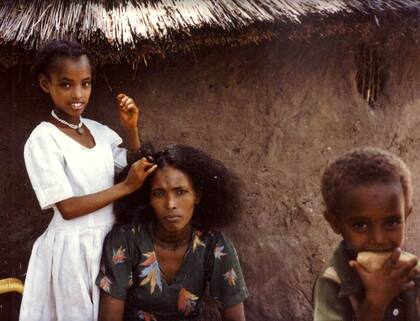 Esta foto de 1983 muestra una familia etíope judía en Sudán.