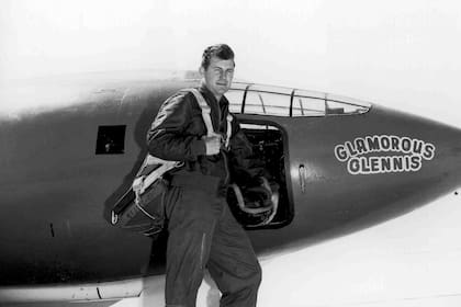 Esta foto de archivo de la Fuerza Aérea de Estados Unidos de 1947 muestra al Capitán Charles E. &quot;Chuck&quot; Yeager, quien se convirtió en el primer humano en viajar más rápido que la velocidad del sonido