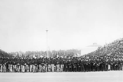 El desfile de los atletas es una tradición que se remonta a los orígnes de los Juegos Olímpicos modernos; esta foto de archivo del 6 de abril de 1896 es una vista general de la audiencia en la inauguración en Atenas, Grecia