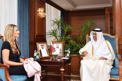 Esta foto de archivo facilitada por el Ministerio de Trabajo de Qatar muestra al ministro de Trabajo del emirato del Golfo, Ali bin Samikh al-Marri, durante una reunión con la vicepresidenta del Parlamento Europeo, Eva Kaili, en Doha el 31 de octubre de 2022.
