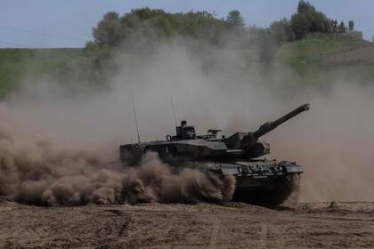 Esta foto de archivo tomada el 19 de mayo de 2022 muestra un tanque polaco Leopard mientras tropas de Polonia, Estados Unidos, Francia y Suecia participan en el ejercicio militar.