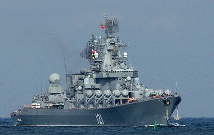 Esta foto de archivo tomada el 29 de agosto de 2013 muestra el Moskva, buque insignia de cruceros de misiles de la flota rusa del Mar Negro, entrando en la bahía de Sebastopol. - El buque insignia de Rusia en el Mar Negro involucrado en el asalto naval a Ucrania ha sido "seriamente dañado" por una explosión, informaron los medios estatales el 14 de abril de 2022