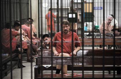 Esta foto de archivo tomada el 6 de marzo de 2009 muestra al traficante de armas ruso Viktor Bout entre rejas antes de una vista judicial en el Tribunal Penal de Bangkok.