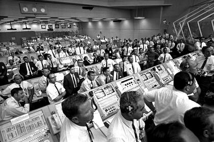 Esta foto de julio de 1969 proporcionada por la NASA muestra a los controladores de lanzamiento, en el Centro Espacial Kennedy