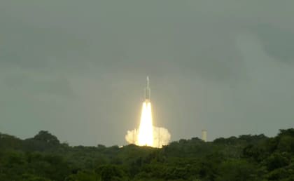 Esta foto de la Agencia Espacial Europea muestra al cohete Ariane 5, que transporta al explorador Juice de las lunas de Júpiter, despegando del puerto espacial europeo en Kourou, Guyana Francesa, viernes 14 de abril de 2023.  (AES via AP)