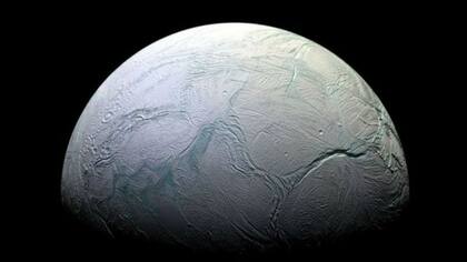 Esta foto de la luna Encélado tomada en 2008 muestra su superficie helada.