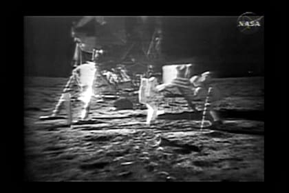 Esta foto, de NASA TV, muestra a los astronautas del Apolo 11 en la superficie lunar después de aterrizar